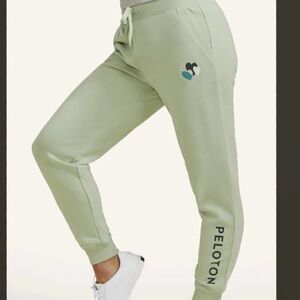 Pelotón hear joggers in seafoam green